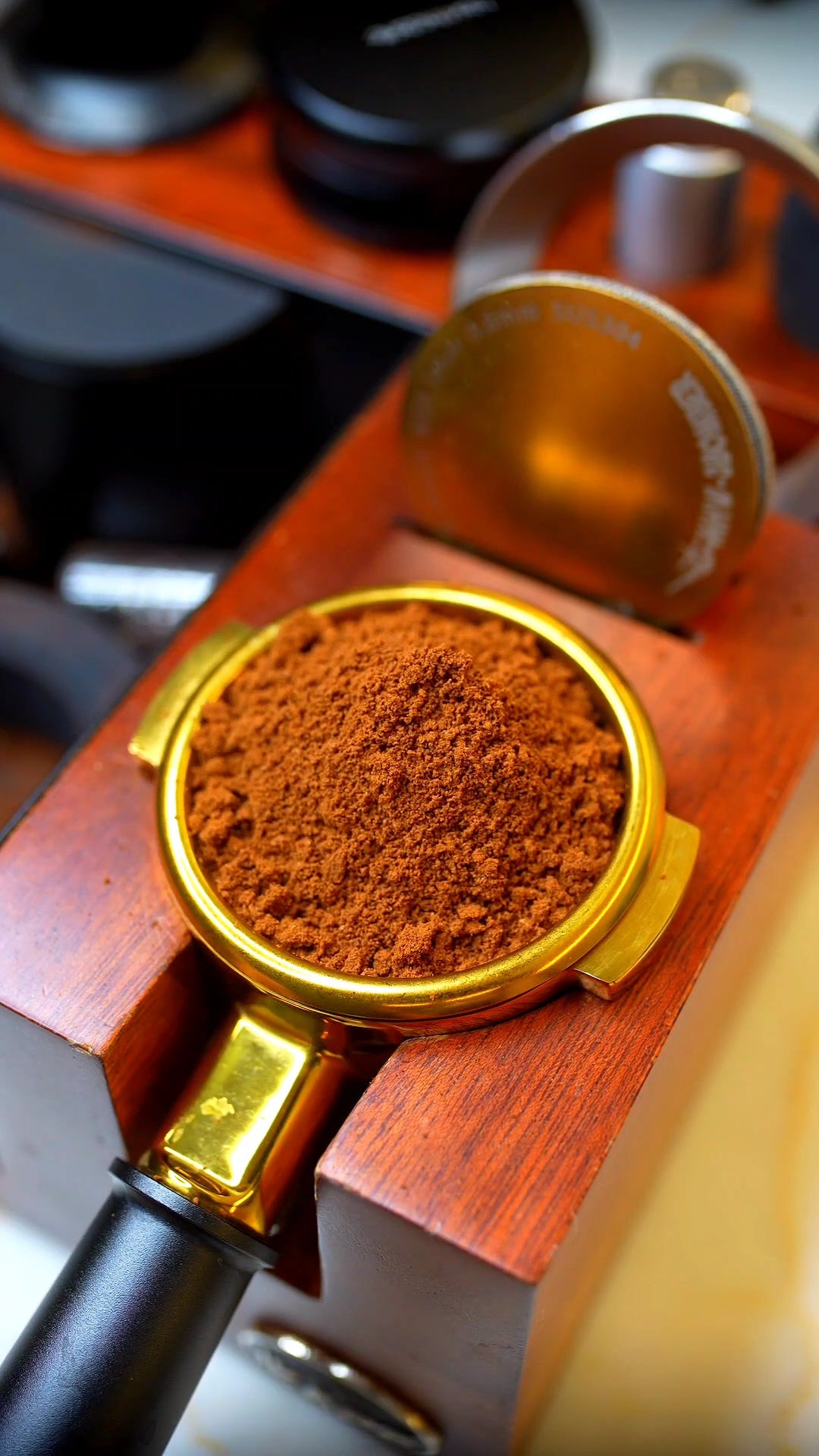 Load video: Pulling an espresso shot and pouring latte art — The Milk Artist